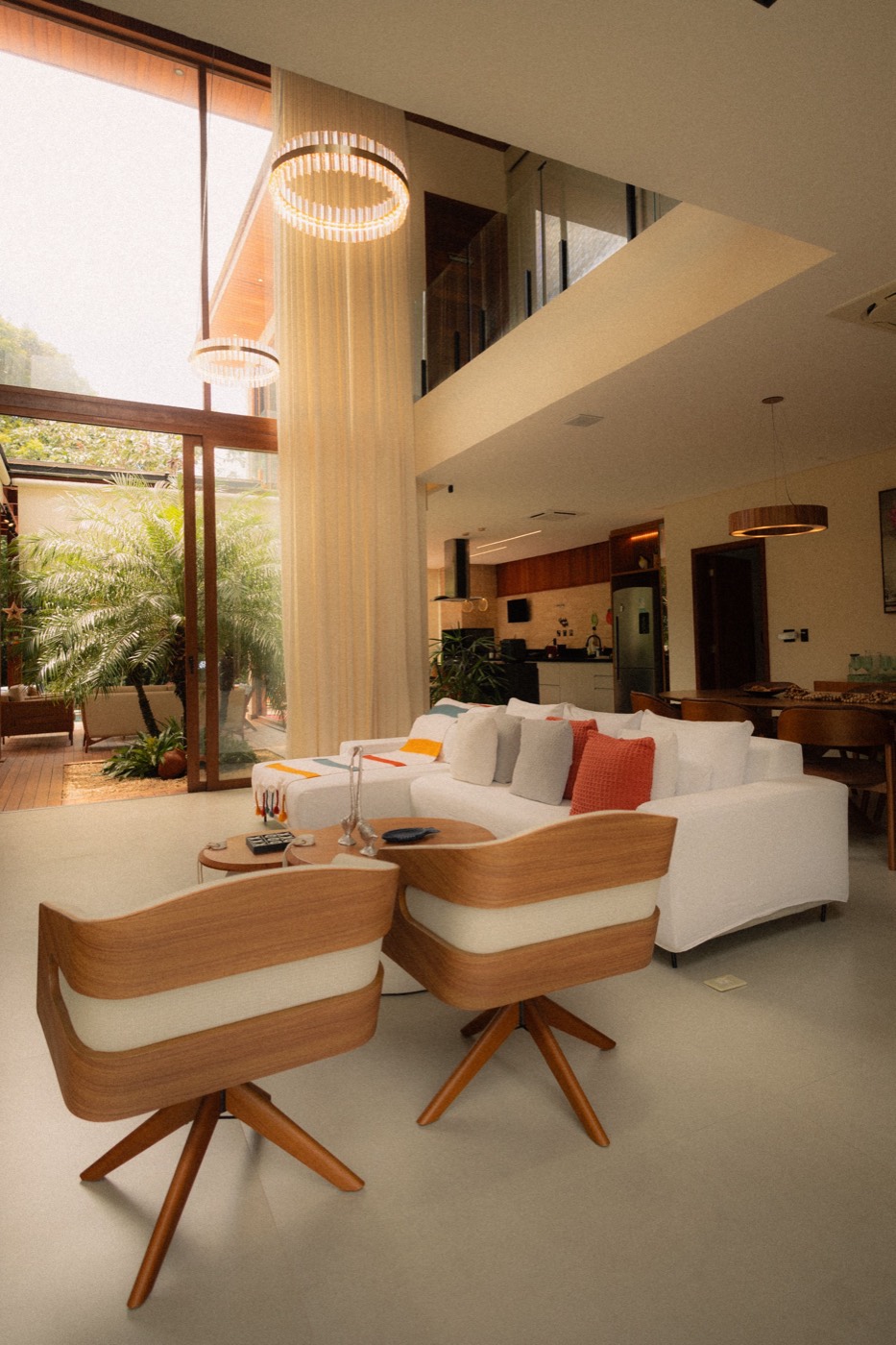 Interior de vivienda con salón y cocina renovados