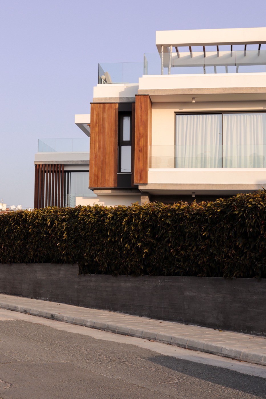 Fachada moderna con revestimiento de madera rehabilitada