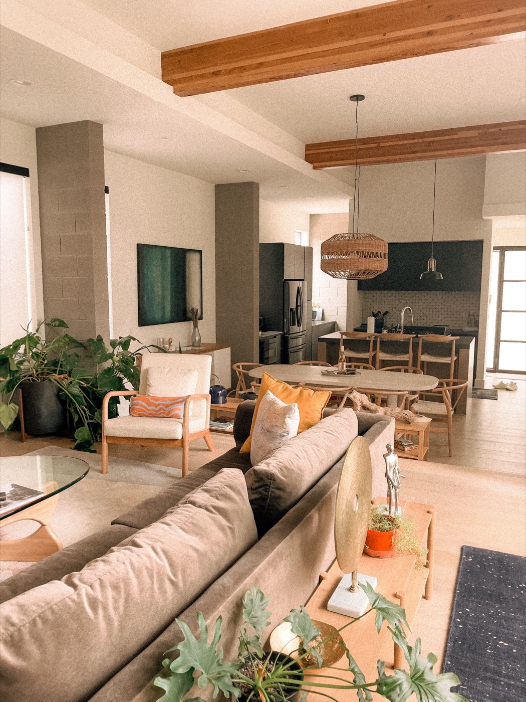Salón y cocina de una vivienda reformada por completo